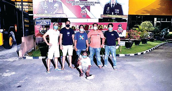 BEGAL DITEMBAK— Pelaku Yoga Prasetya (22) yang terlibat kasus begal Hp bersenjata tajam ditembak Tim Klewang.