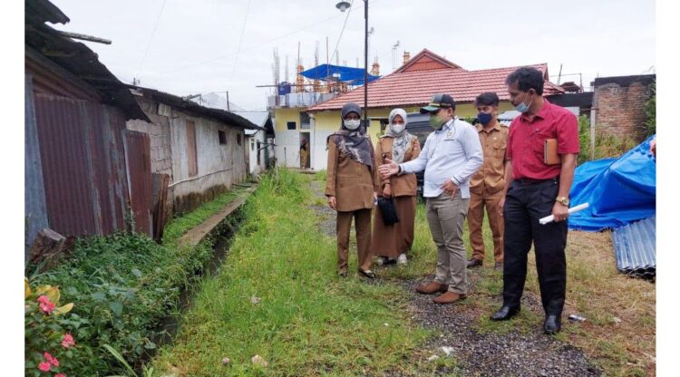 TINJAU---Ketua DPRD Bukittinggi, Beny Yusrial, arahkan dana pokok pikiran (pokir) 2021 untuk pengecoran jalan lingkung dan pengecoran lantai dua Mushalla Al Nashir di RT 03 RW 3, kelurahan Aur Kuning.