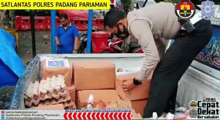 BAGIKAN BANTUAN— Anggota Polres Padangpariaman membagikan bantuan untuk koban bencana alam di Kenagarian Pasia Laweh, Kecamatan Lubuk Alung.