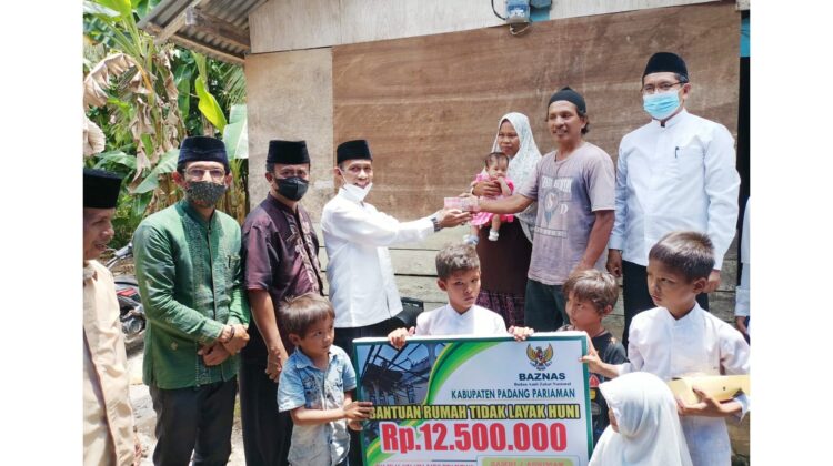 BANTUAN— Asisten l Setdakab Padang Pariaman, Rudi Rahmad memberikan bantuan.