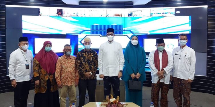 Kota Bukittinggi menjadi satu satunya daerah di Sumbar yang meraih Penghargaan Sanitasi Total Berbasis Masyarakat (STBM) Award 2021. Prestasi tersebut disampaikan secara virtual di Bukittinggi Command Center (BCC), dalam Hari Cuci Tangan pakai sabun sedunia, melalui zoom meeting, Jumat (15/10).