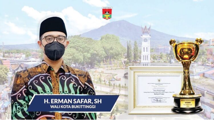 PENGHARGAAN— Wali Kota Bukittinggi Erman Safar menerima penghargaan Anugerah Parahita Ekapraya (APE) Utama tahun 2020.