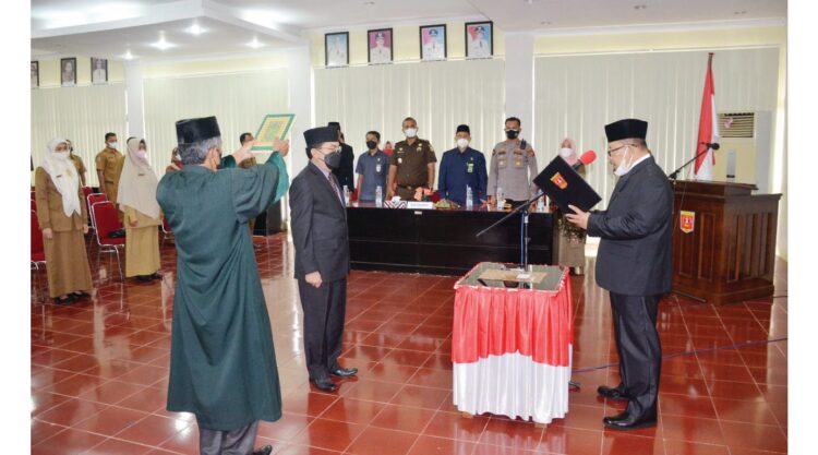 DILANTIK— Bupati Agam Andri Warman melantik Ir Jetson menjadi penjabat (Pj) Sekdakab  Agam, di Aula Utama Kantor Bupati Agam, Senin (25/10).