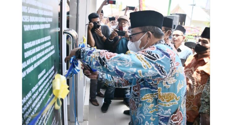 Bupati Agam Andri Warman meresmikan pemakaian gedung Tahfizul Qur’an dan Perpustakaan Jorong Ambacang, Nagari Magek, Kecamatan Kamang Magek, Sabtu (16/10).