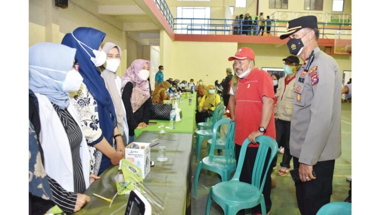 TINJAU GEBYAR VAKSINASI— Bupati Agam Andri Warman meninjau pelaksanaan gebyar vaksinasi, yang melibatkan 1.685 warga yang akan divaksin.