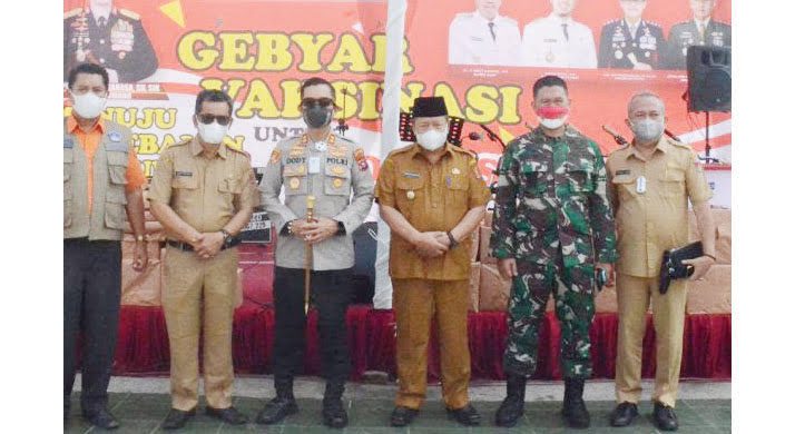 VAKSINASI MASSAL— Bupati Agam Andri Warman foto bersama saat meninjau pelaksanaan vaksinasi massal Covid-19 di Lapangan Kantin Bukittinggi.