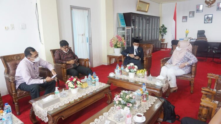 KOORDINASI—Bupati Limapuluh Kota Safaruddin Datuak Bandaro Rajo, melakukan koordinasi dengan pusat penelitian dan pengembangan Geopark dan Lingkungan Hidup Universitas Taman Siswa.