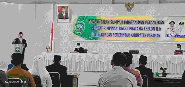 PELANTIKAN—Bupati Pasaman Benny Utama saat melantik belasan pejabat eselon ll B di lingkungan Pemkab Pasaman, kemarin.