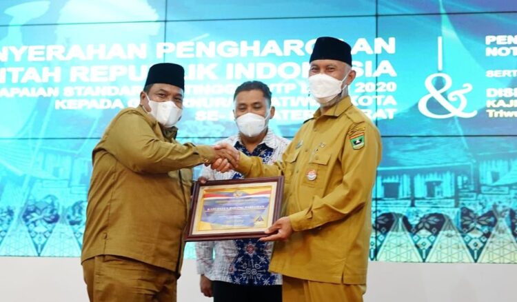 Capai Standar Tertinggi LKPD, Bupati Padangpariaman Raih Piagam Opini WTP 1 PENGHARGAAN—Bupati Padangpariaman Suhatri Bur menerima Piagam WTP yang diserahkan Gubernur H Mahyeldi.