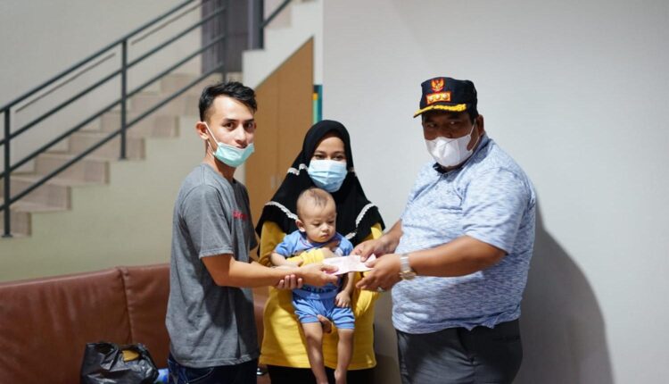 SERAHKAN BANTUAN—Bupati Padangapriaman Suhatri Bur serahkan bantuan kepada orang tua Akhtar Qabeel Alfarezi, balita berusia 23 bulan yang mengidap penyakit kelainan pada jantung.