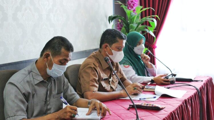 RAPAT—Sekretaris Daerah Kabupaten Padangpariaman Rudy Repenaldi Rilis, saat rapat kemarin.