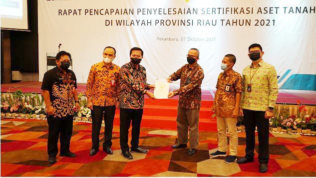 PLN Gandeng BPN dalam Mengamankan Aset Tanah di Wilayah Provinsi Riau 1 Penyerahan Secara Simbolis Sertifikat Aset Tanah PLN dari Kepala Kantor Wilayah BPN Propinsi Riau kepada General Manager PLN Unit Induk Pembangunan Sumatera Bagian Tengah.