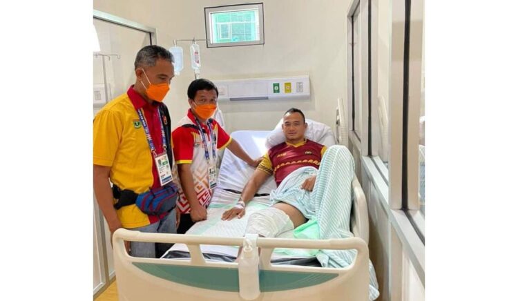 CEDERA ATLET -- Dr dr Afriwardi didampingi tenaga massage ketika meninjau kondisi Pesilat Sumbar Anton Yuspermana   yang mengalami cedera.