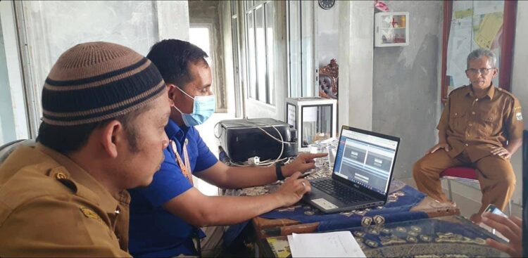 Kepala Dinas Kependudukan dan Pencatatan Sipil Kabupaten Padangpariaman Muhammad Fadhly melakukan pengecekan data penduduk ke Nagari Tandikek Utara, Kecamatan Patamuan, Kabupaten Padangpariaman.