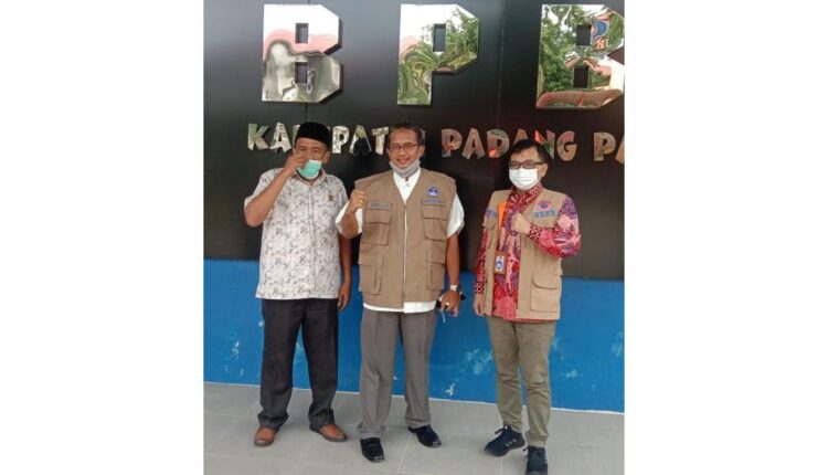 Curah Hujan Tinggi, Rawan Tanah Longsor di Kabupaten Padangpariaman 1 Curah hujan akhir akhir ini cukup tinggi, kemarin BNPB RI tinjau kesiapsiagaan Kabupaten Padangpariaman hadapi bencana Apalagi curah hujan yang sangat tinggi disertai angin kencang yang berlangsung pada bulan September kemarin telah mengakibatkan naiknya debit air di beberapa sungai.