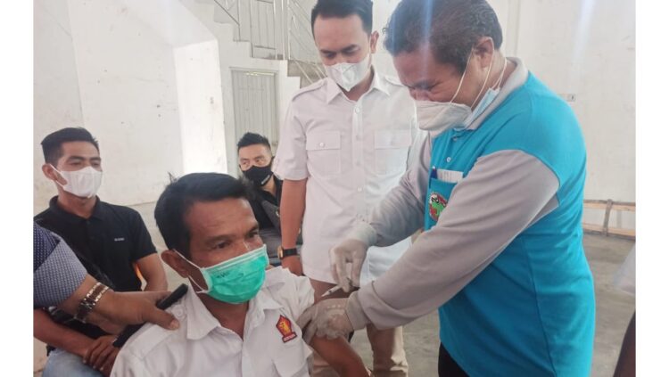 DPC Gerindra Bantu Pemerintah Percepat Vaksinasi di Kabupaten Limapuluh Kota 1 SAKSIKAN— Ketua DPC Gerindra Deni Asra, menyaksikan langsung kegiatan vaksinasi.