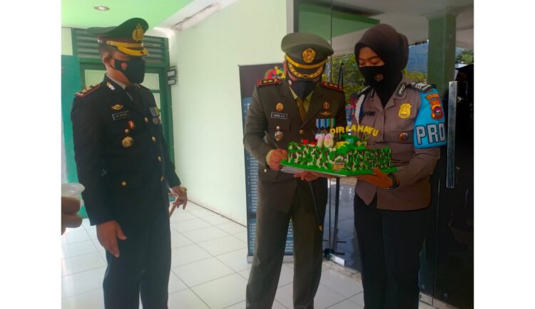 KEJUTAN—Kapolres Pessel AKBP. Sri Wibowo bersama pejabat tinggi Polres Pessel berikan kejutan pada Dandim 0311/Pessel Letkol Inf Gamma Arthadilla Sakti.