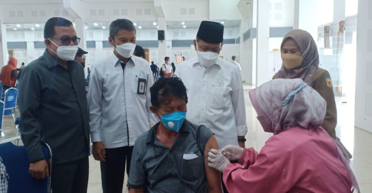 Darul Siska Ajak Warga Batusangkar untuk Vaksin 1 SAKSIKAN—Darul Siska didampingi Anton Yondra dan Kadiskes Yesrita Zedrianis saksikan salah seorang masyarakat divaksin Covid-19.