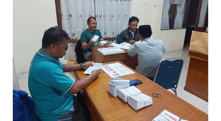 AWASI—Sejumlah petugas Pilwana sedang melakukan pengawasan jelang  pelaksanaan Pemilihan Wali Nagari Badunsanak serentak tahun 2021 untuk 29 Nagari se- Kabupaten Padangpariaman tinggal hitungan hari, menuju tanggal 31 Oktober 2021.