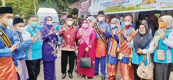 FOTO BERSAMA— Wakil Bupati Padang Pariaman Rahmang didampingi Yusnelly Erza Rahmang bersama Kepala DPPKB Dr Aspinuddin beserta jajaran foto bersama.