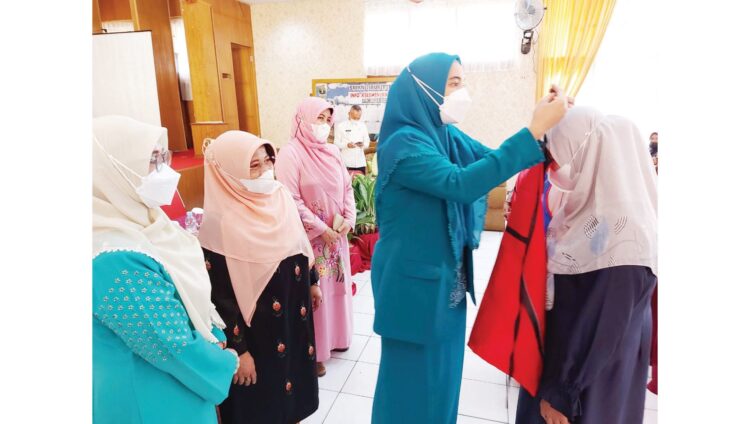 PELATIHAN— Pemko Bukittinggi melalui Dinas Sosial bekerjasama dengan LKKS Bukittinggi melaksanakan pelatihan terhadap Lansia.