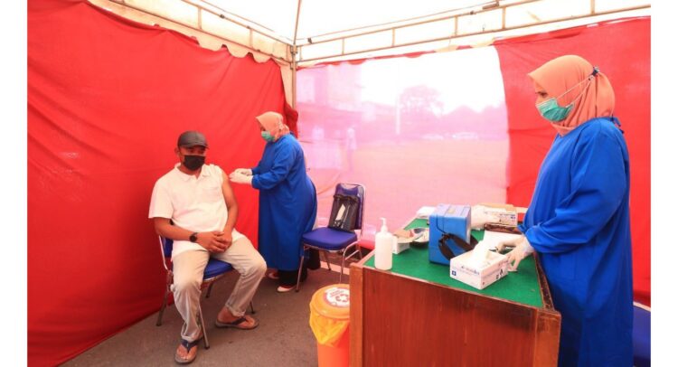 VAKSINASI— Kegiatan Vaksinasi Sapu Jagat yang digelar Diskominfo di halaman kantor Balai Kota Payakumbuh dengan peserta melampaui target.