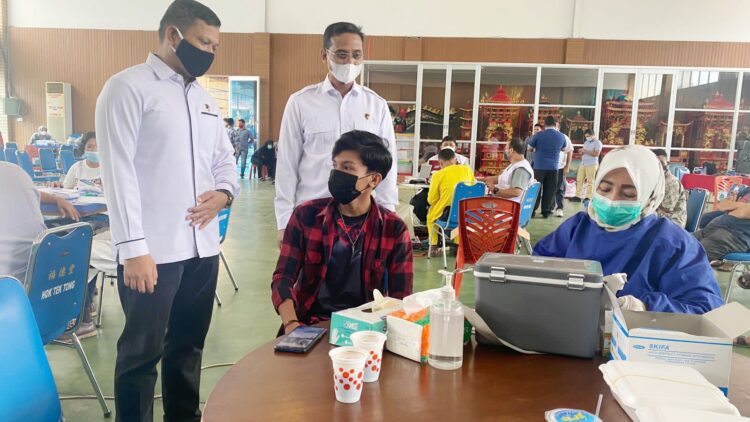 TINJAU VAKSINASI— Dirreskrimum Polda Sumbar, Kombes Pol Imam Kabut Sariadi bersama Dirreskrimsus Kombes Pol Joko Sadono meninjau pelaksanaan vaksinasi massal di GOR HTT, Padang. 