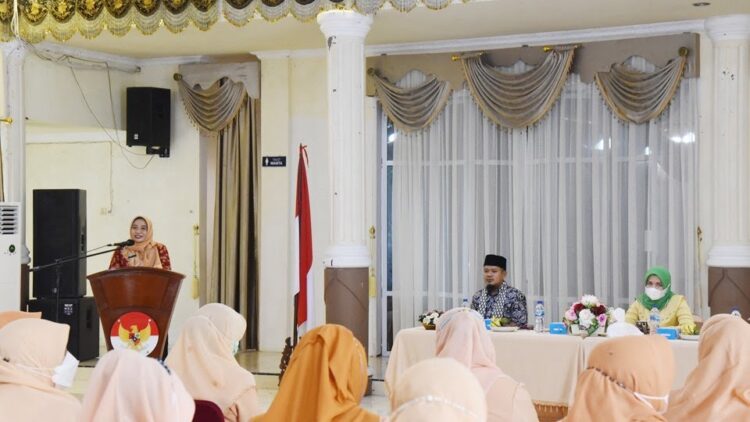 Pengurus Dharma Wanita Persatuan (DWP) Kota Pariaman yang baru yang diketuai oleh istri Sekretaris Daerah Kota Pariaman, Ny Yosneli Balad menggelar, kemarin, pertemuan bulanan perdana di Balairung rumah dinas Walikota Pariaman.