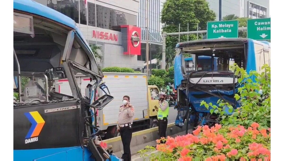 Dua bus TransJakarta mengalami kecelakaan dan mengakibatkan tiga orang meninggal dunia di Cawang Jakarta Timur Senin 25 10 2021