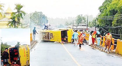 KECELAKAAN— Bus Harmonis dengan kondisi rebah di tengah jembatan pascatabrakan dengan sepeda motor yang menyebabkan seorang pelajar tewas di tempat dan delapan penumpang terluka.