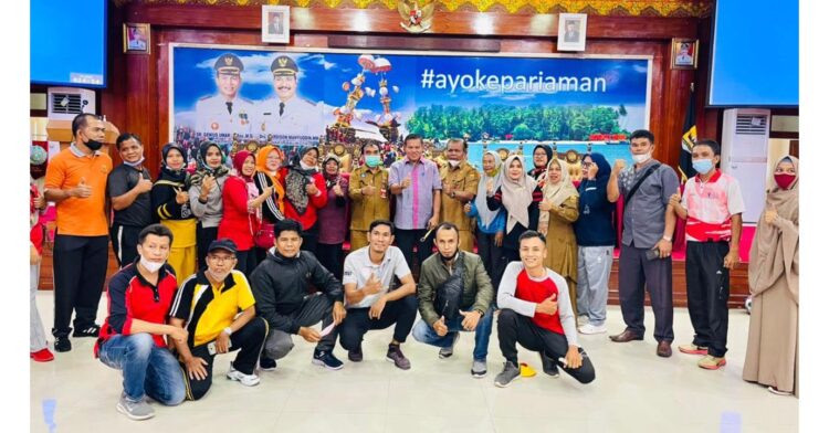 TINGKATKAN ILMU--Dosen FIK UNP, Prof Dr Syahrial Bakhtiar foto bersama usai memberikan pelatihan terhadap guru dan praktisi olahraga agar menguasai Fundamental Motor Skill (FMS) atar ilmu gerak dasar.
