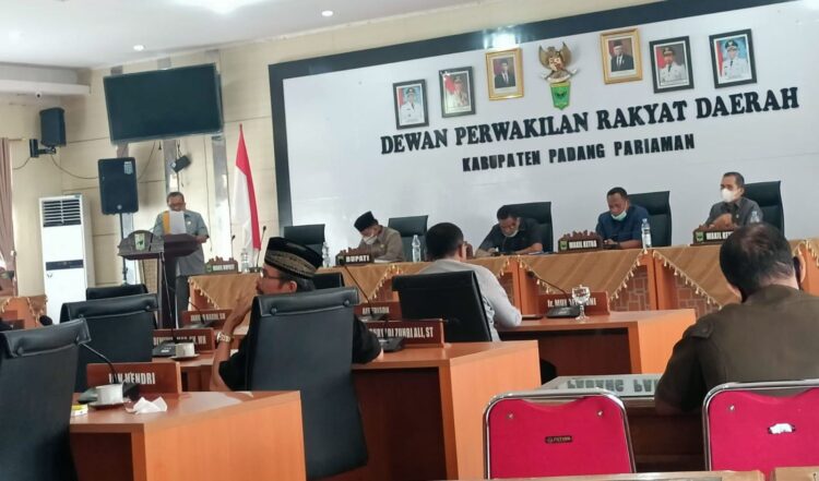 Wakil Bupati Padangpariaman Rahmang kemarin menghadiri rapat paripurna dalam rangka penyampaian pandangan umum fraksi-fraksi terhadap nota penjelasan Bupati Padangpariaman tentang rancangan peraturan daerah APBD tahun 2022.