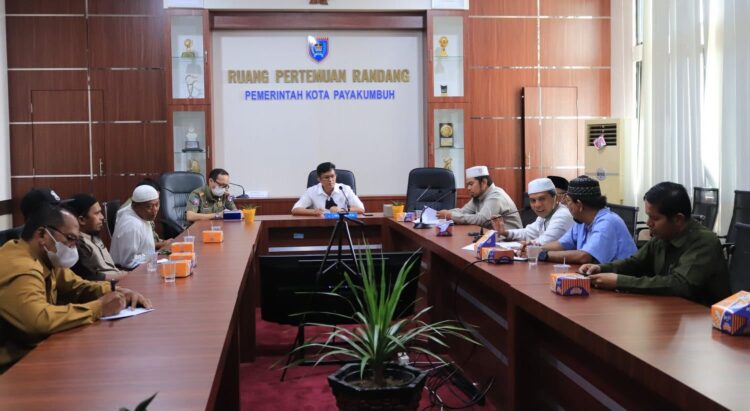 Minta Lawan Pekat, GNPF Ulama Datangi Wawako Payakumbuh 1 AUDIENSI ORGANISASI ISLAM— Wakil Wali Kota Payakumbuh, Erwin Yunaz, menerima perwakilan tokoh tokoh dari berbagai organisasi Islam di Payakumbuh.