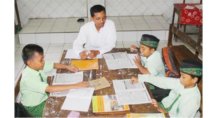 LUSTRASI— Guru Madrasah tengah mengajar santrinya.