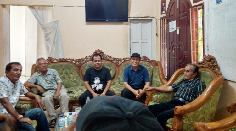 H Ferizal Ridwan: 2030, Diharapkan Universitas Tan Malaka Sudah Ada 1 SILATURAHAMI— Mantan Wakil Bupati Ferizal Ridwan, bersama tokoh masyarakat Limapuluh Kota, Ismardi, Nasrul Rasyid, Endrijon Dt. Junjuangan dan sejumlah tokoh lainya di posko baronggok.