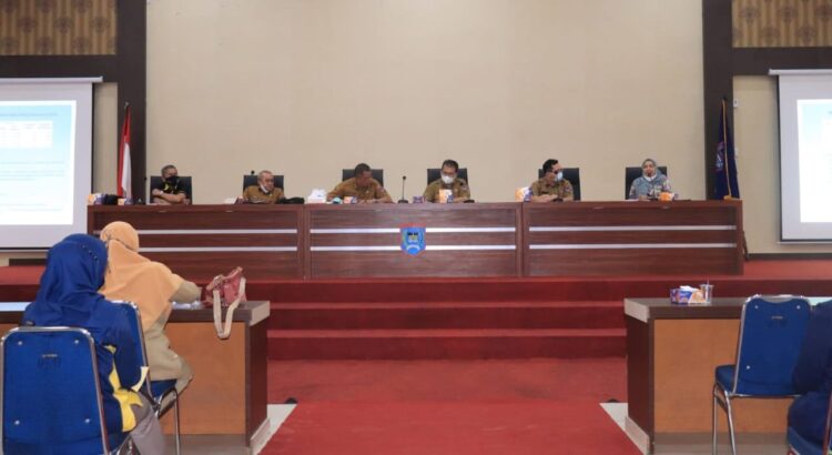 PERTEMUAN DENGAN PETANI— Rapat dipimpin Asisten II Elzadaswarman didampingi Kadis Pertanian Depi Sastra, Kabag Perekonomian Arif Siswandi, Kabid Perdagangan dengarkan keluhan petani.