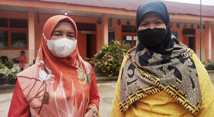 FOTO BERSAMA—Kadisdik Limapuluh Kota Indrawati didampingi Kepala h SD N 02 Harau foto bersama usai kegiatan.