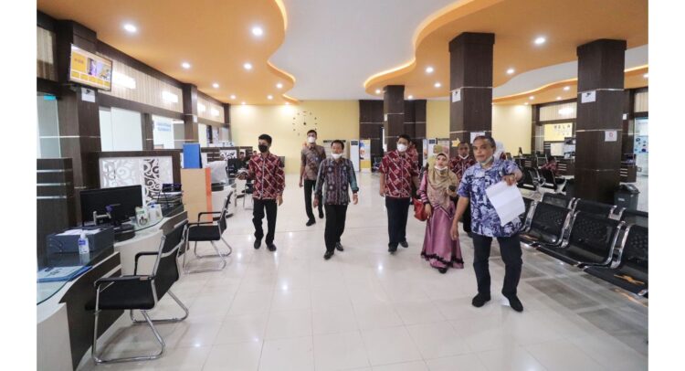 KUNJUNGAN—Hermayunis yang akrab disapa Inyiak, mendampingi tim kunjungan dari dua daerah di MPP Payakumbuh.