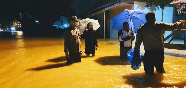Kapolsek Kototangah Ajak Warga Waspada 1 ARAHAN— Kapolsek Koto Tangah AKP Afrino sedang berikan arahan kepada warga saat banjir masih merendam.