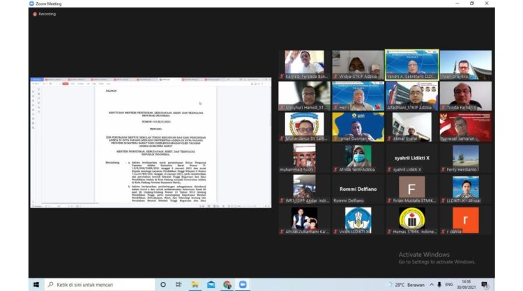 SERAHKAN—Kepala LLDIKTI Wilayah X , Prof. Dr. Herry. MBA. menyerahkan SK tentang izin perubahan bentuk STKIP Adzkia menjadi Universitas Adzkia, kepada Ketua STKIP Adzkia, Dr. Alfadhlani, M.T di ruang zoom, Kamis (30/9),