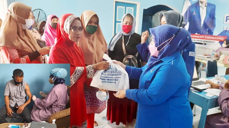 TERIMA SEMBAKO— Usai disuntik vaksin di kantor DPC Demokrat Ganting, warga yang ikut vaksinasi mendapatkan paket sembako, Minggu (3/10).