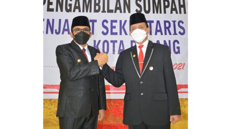 Di Hari Kesaktian Pancasila, Wako Hendri Septa Lantik Arfian jadi Pj Sekda Kota Padang 1 jabat tangan— Wali Kota Padang, Hendri Septa
berjabat tangan dengan Alfian usai dilantik menjadi
Penjabat (Pj) Sekda Kota Padang.