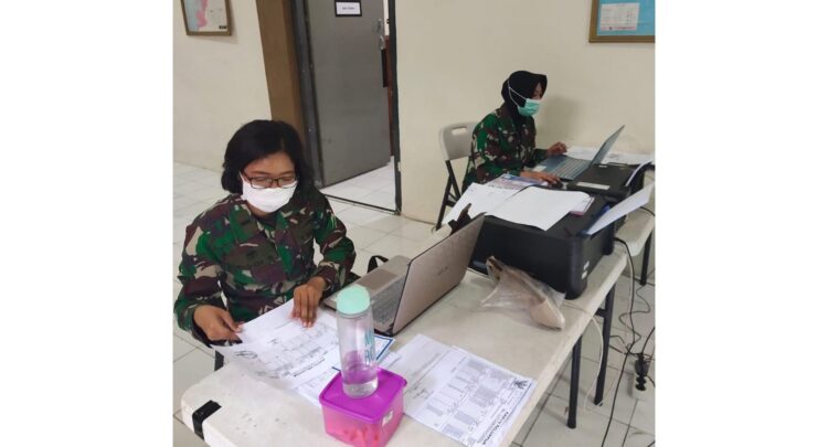 PENDATAAN— Tenaga Kesehatan Dinas Kesehatan (Diskes) Pangkalan Utama TNI AL (Lantamal) II saat mendata warga yang akan disuntik vaksin.