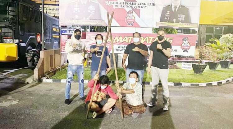 PENCURI BESI— Dua dari empat pelaku sepesialis pencuri besi ditangkap Tim Klewang Satreskrim Polresta Padang.