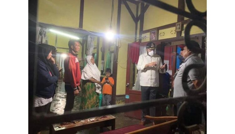 TINJAU—  Wali Kota Padangpanjang Fadly Amran Tinjau lokasi banjir di Kota Padangpanjang.