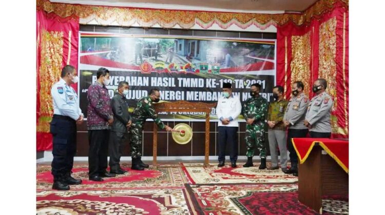 TUTUP— Kasrem 032/Wbr Kolonel Czi Arif Hartoto, S.E disaksikan Kepala DPMD Provinsi Sumbar, Amasrul, Bupati Solok, Epyardi Asda beserta Forkopimda Kabupaten Solok memukul gong menandai ditutupnya TMMD ke-112 di Kabupaten Solok, Kamis (14/10).