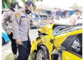 Mobil Brio Ringsek Dihantam KA Minangkabau Ekspres di Kecamatan Koto Tangah, Pasutri dan 3 Anak Dilarikan ke Puskesmas 10 Mobil Brio Ringsek Dihantam KA Minangkabau Ekspres di Kecamatan Koto Tangah, Pasutri dan 3 Anak Dilarikan ke Puskesmas