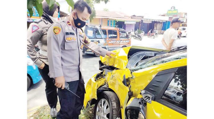 Mobil Brio Ringsek Dihantam KA Minangkabau Ekspres di Kecamatan Koto Tangah, Pasutri dan 3 Anak Dilarikan ke Puskesmas 1 OLAH TKP— Polisi melakukan olah TKP kecelakaan mobil Brio yang ditabrak KA Minangkabau Ekspres.