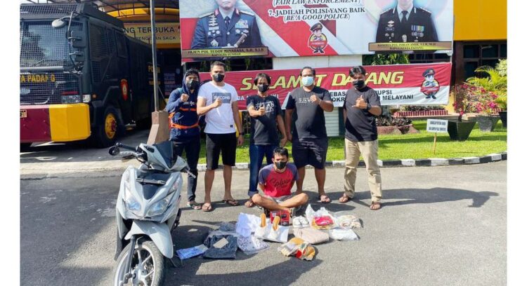 PENCURI PAKET— Pelaku Yugo Zufri (29) ditangkap Tim Klewang Satreskrim Polresta Padang atas kasus pencurian paket ekspedisi yang dibawa kurir.