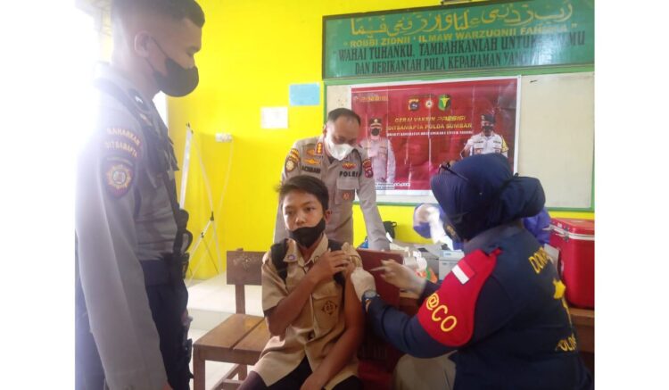 SUNTIK—Terlihat seorang pelajar SMA Negeri 1 Painan, Kecamatan IV Jurai, Kabupaten Pesisir Selatan  sedang disuntik vaksin.